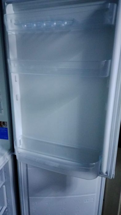 Холодильник Indesit.
