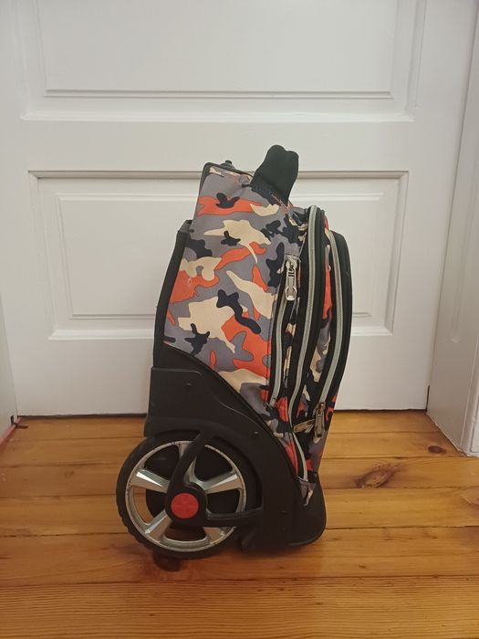 Ученическа раница с колела и презрамки