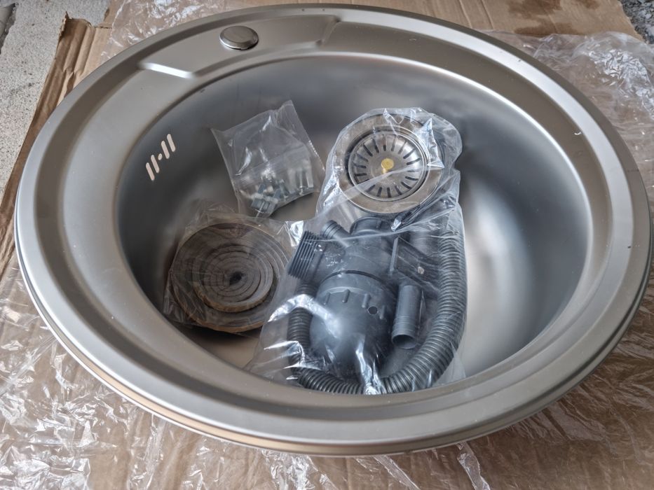 Кухонная мойка новая в комплекте