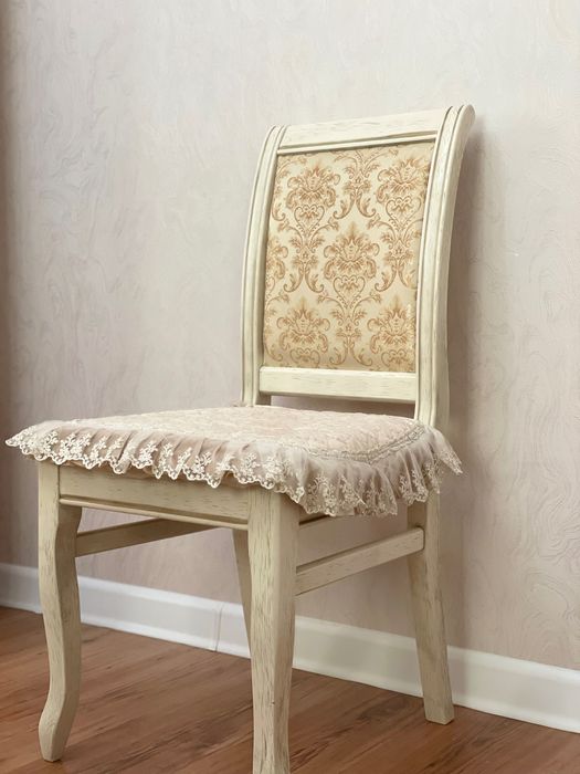 Стол со стульями в гостиную