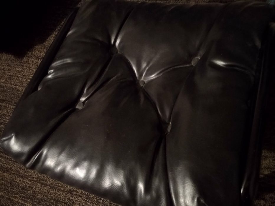 Столове метални с кожа и една таблетка.