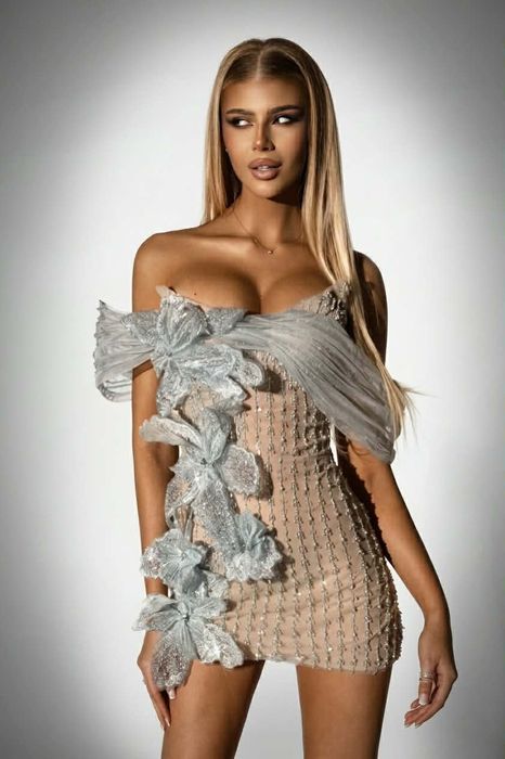 Дизайнерска рокля с 3D цветя и бляскави детайли