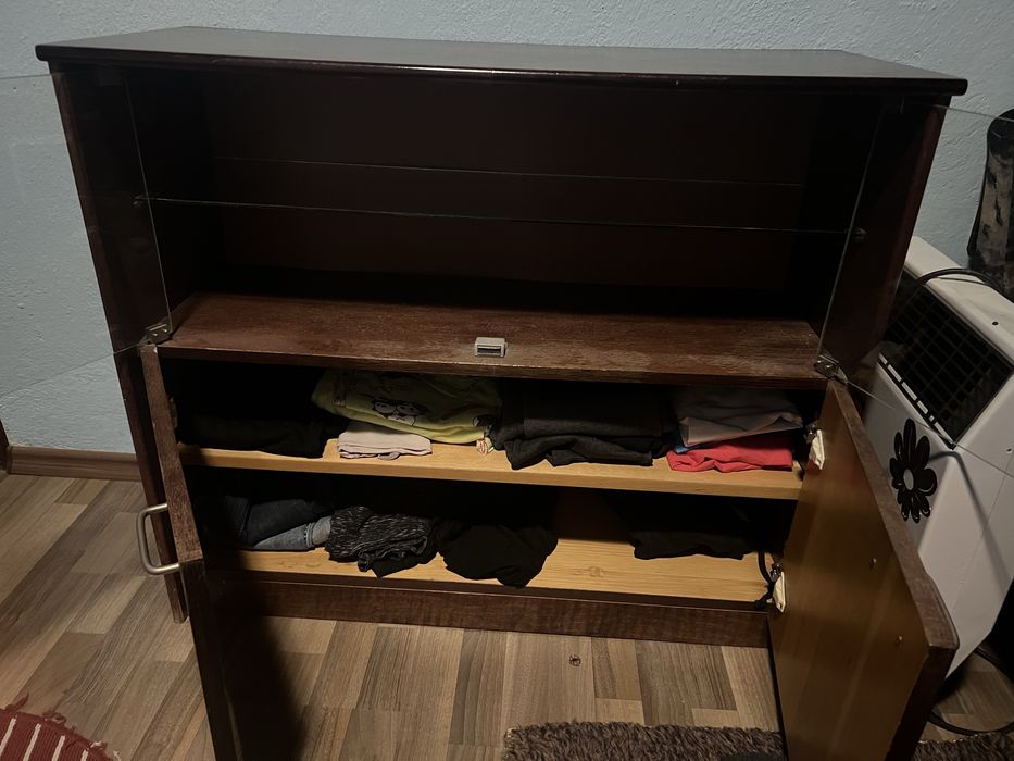 Шкаф-витрина запазен