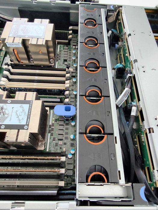 Сървър Lenovo ThinkSystem SR650 12LFF 2*Xeon Gold 6230 64GB 930-16i