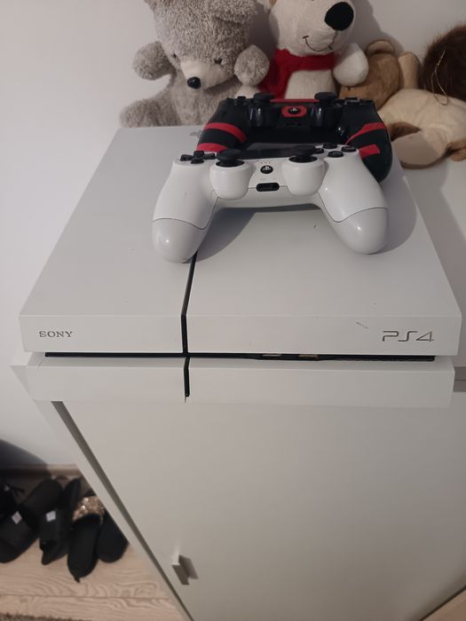 Vând PS4 Sony cu doua manete