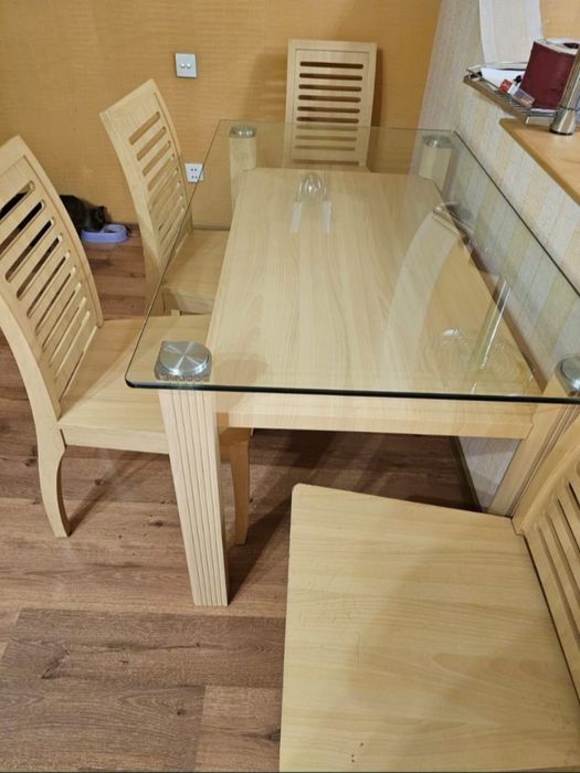 Стол и стулья