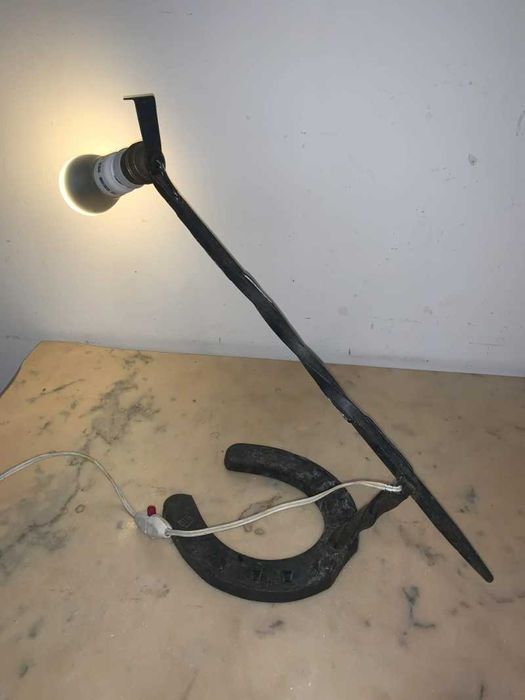 Veoza din fier forjat asezata pe potcoava de cal