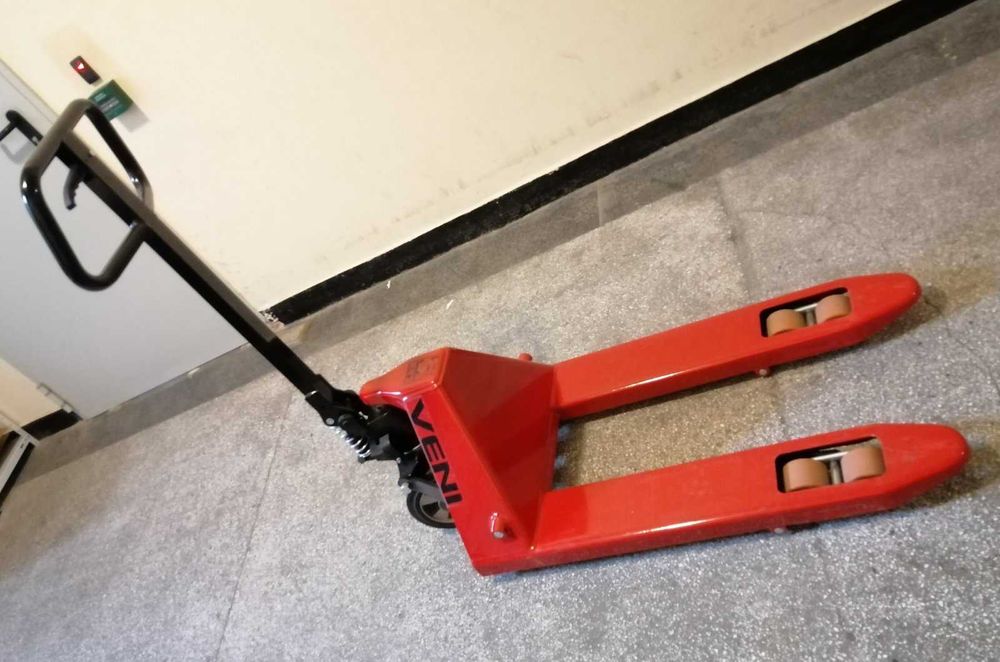 Палетна количка с къси вилици