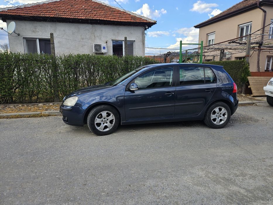 Продавам Голф 5 FSI