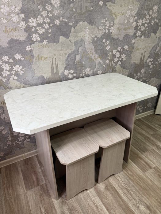 Стол + 4 табуретки