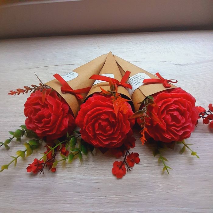 Букети от пластични и глицеринови цветя