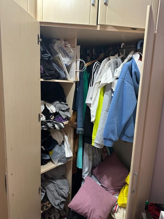 Угловой шкаф в месте с пиналом