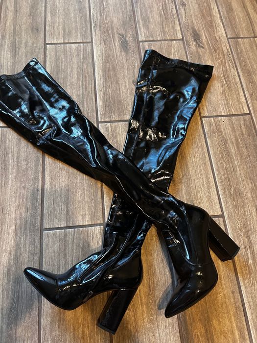 Латексови чизми на висок ток