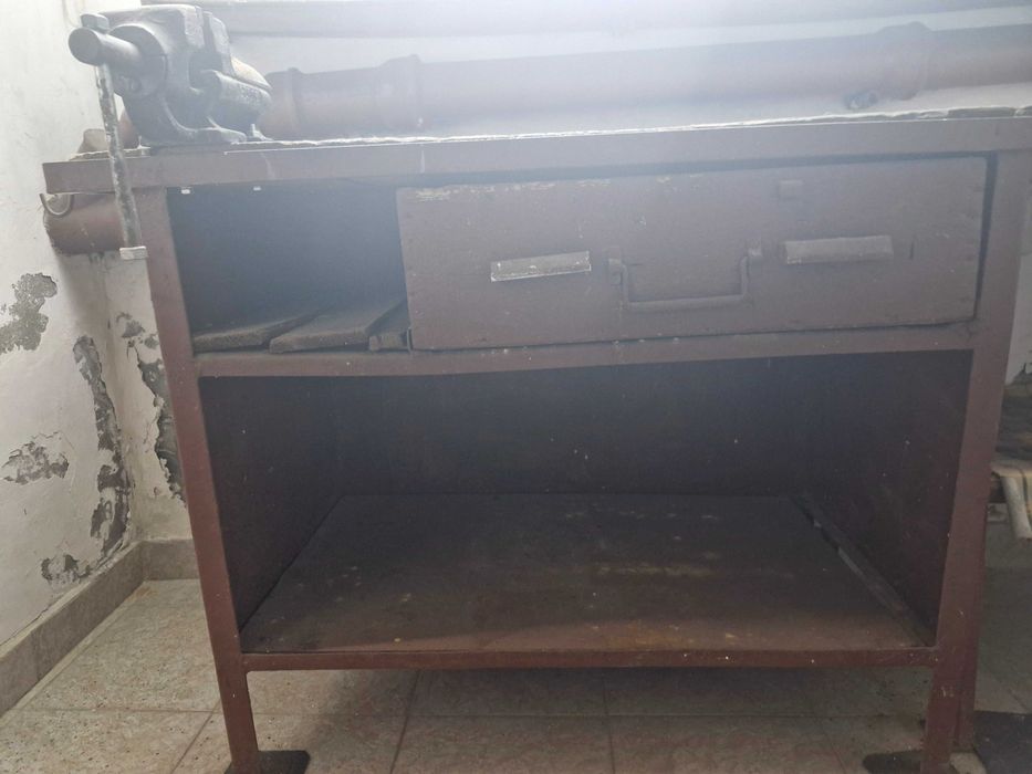 Banc de lucru cu menghina de vanzare