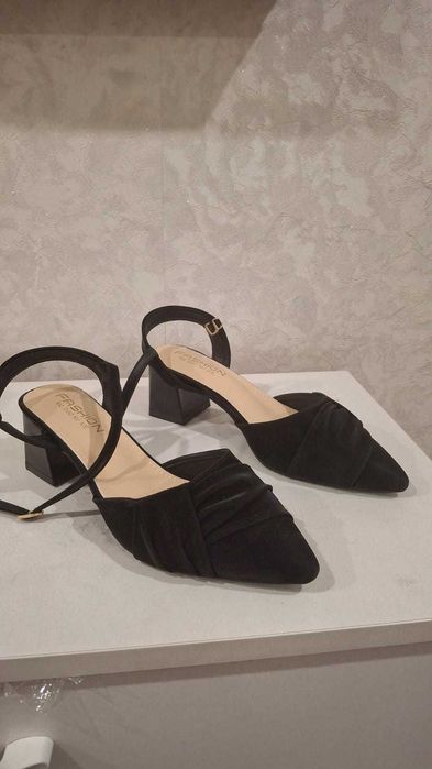 продам босоножки черные 37 размер