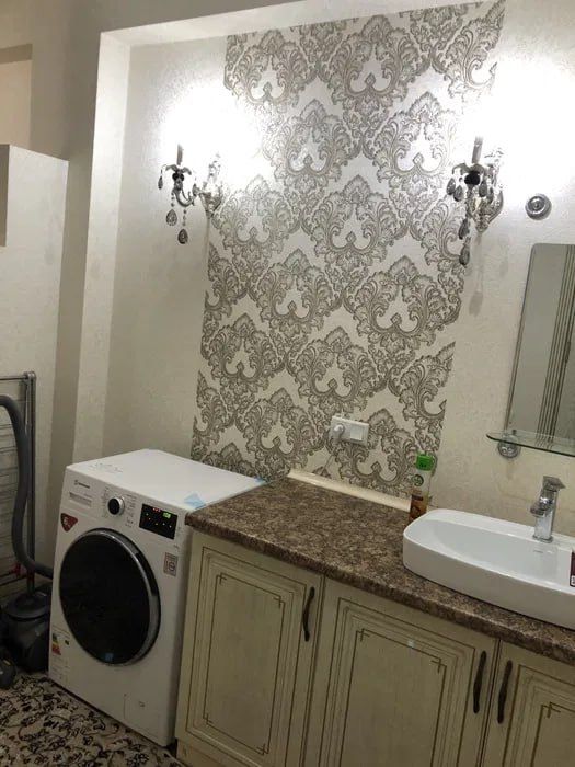 Sheriklikka xona beriladi. Piramit tower yonida