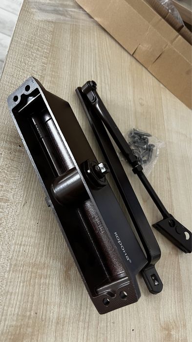 Доводчик для входной двери        .