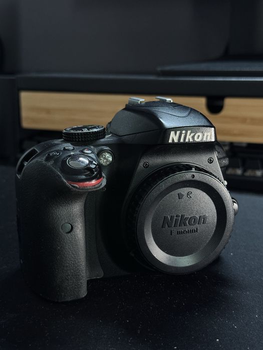 Vand Nikon D3300 + obiectiv 18-55mm + incarcator + 2 baterii