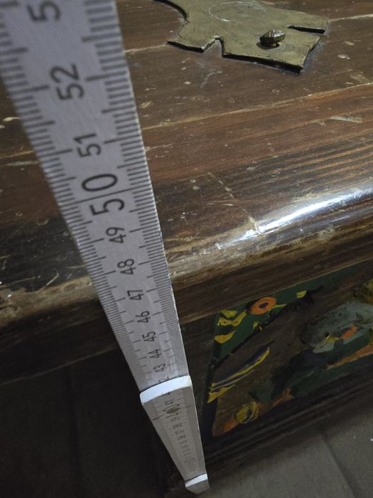 Ladă de zestre veche, sculptată manual și pictată – Autentică,