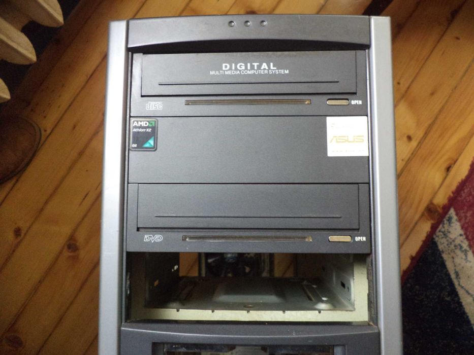 Продавам kaкачствена  голяма компютарна кутия+малка+захранване