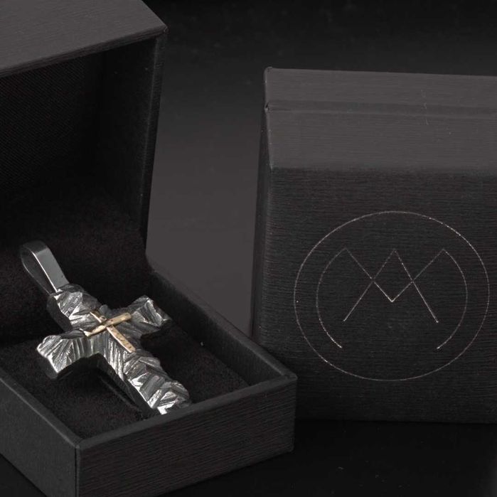 Сребърен кръст с релеф и златен акцент – талисман за вяра.