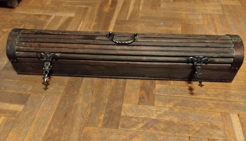 Дървен сандък/кутия с метален обков