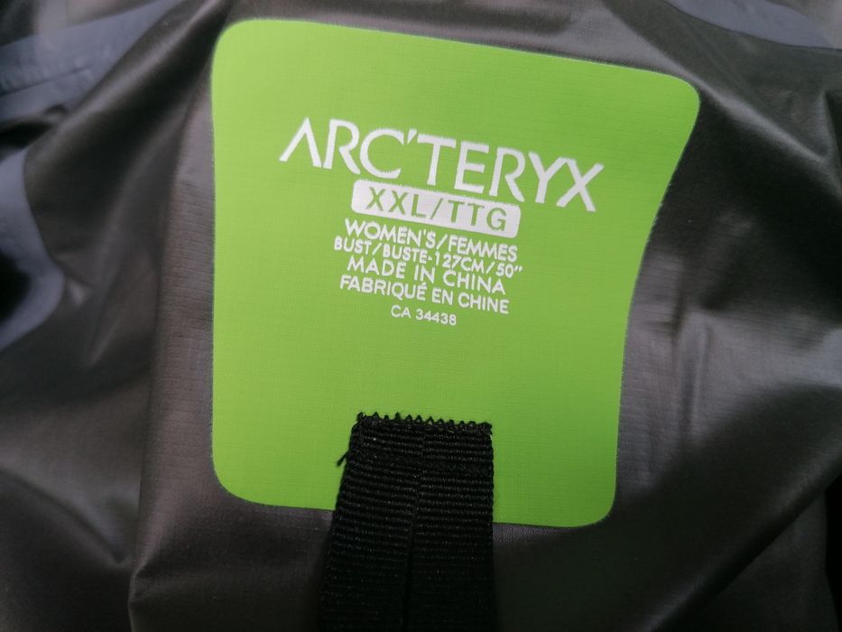 Продавам ново дамско зелено водоустойчиво яке Arc'teryx