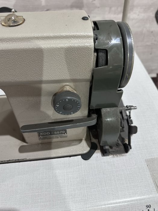 Vand masina de cusut industriala FOMAX KDD-5570, completa cu masa si motor, ideala pentru atelier