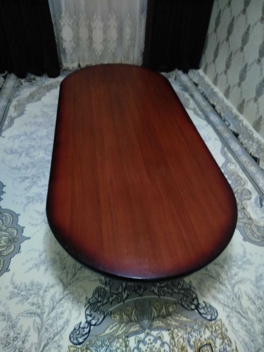 Стол и хонтахта.