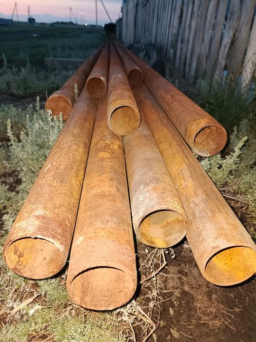 Трубы от скважины.