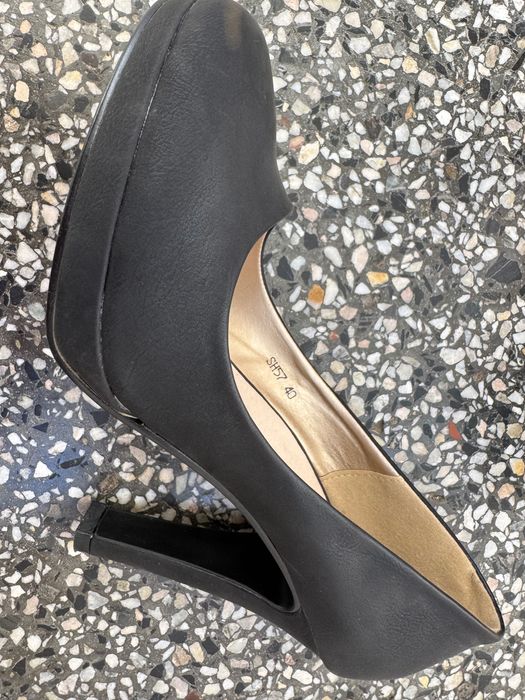 Дамски обувки на висок ток