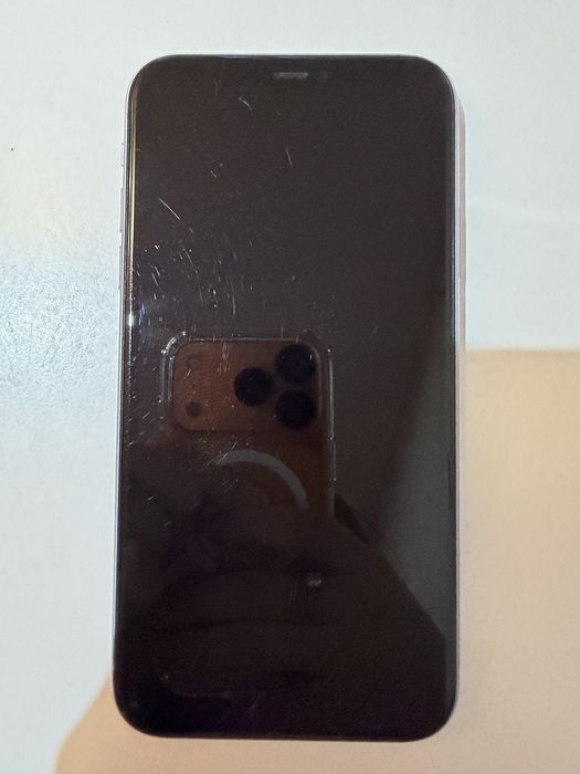 Vând iPhone 11 ,128 GB , culoare mov închis