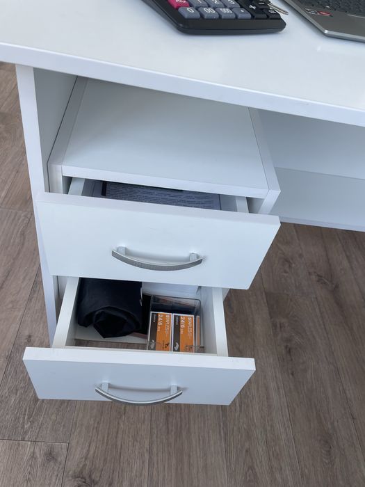 Продаю белый рабочий стол