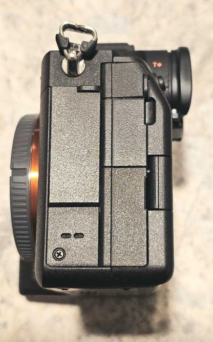 Sony A7 IV - 33MP, нисък пробег, състояние - като ново
Sony A7 IV – 3