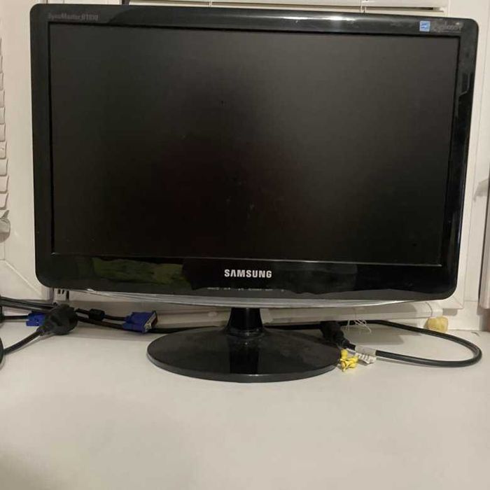 Монитор Samsung широкоформатный