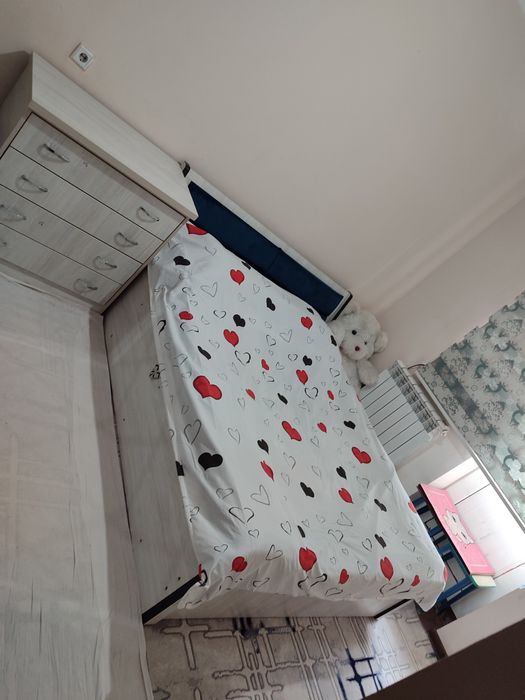 Kvartira sotiladi srochno. 2  honalik.