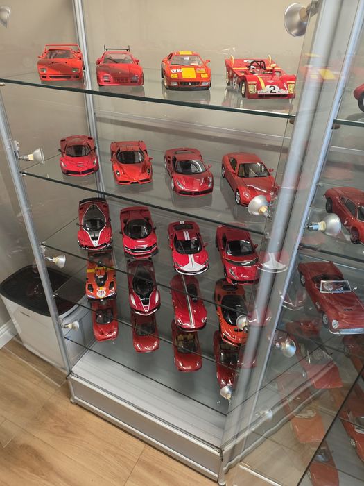 Vand colectie 48 buc machete Ferrari scara  1:18