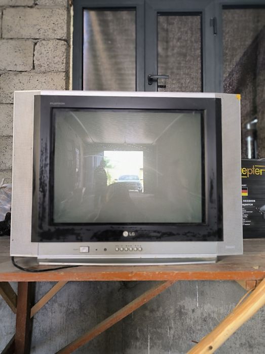 LG televizor model 21FX5RG-Z3