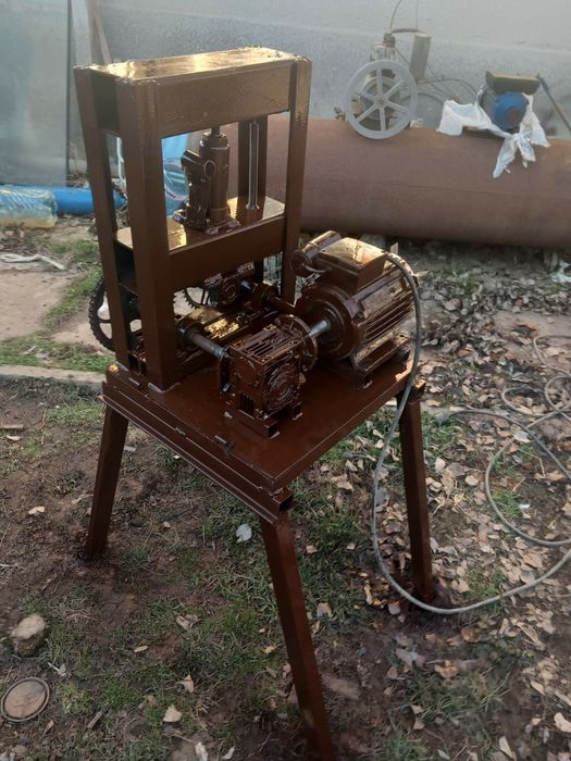 Машина за огъване на профили