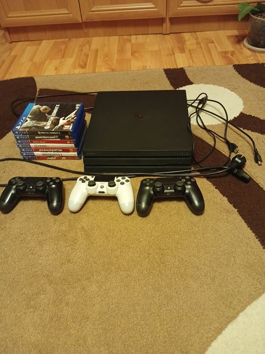 Vând ps4 pro 1T.
