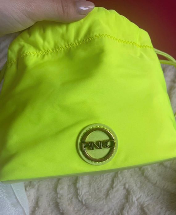 Чанта неонова на Pinko