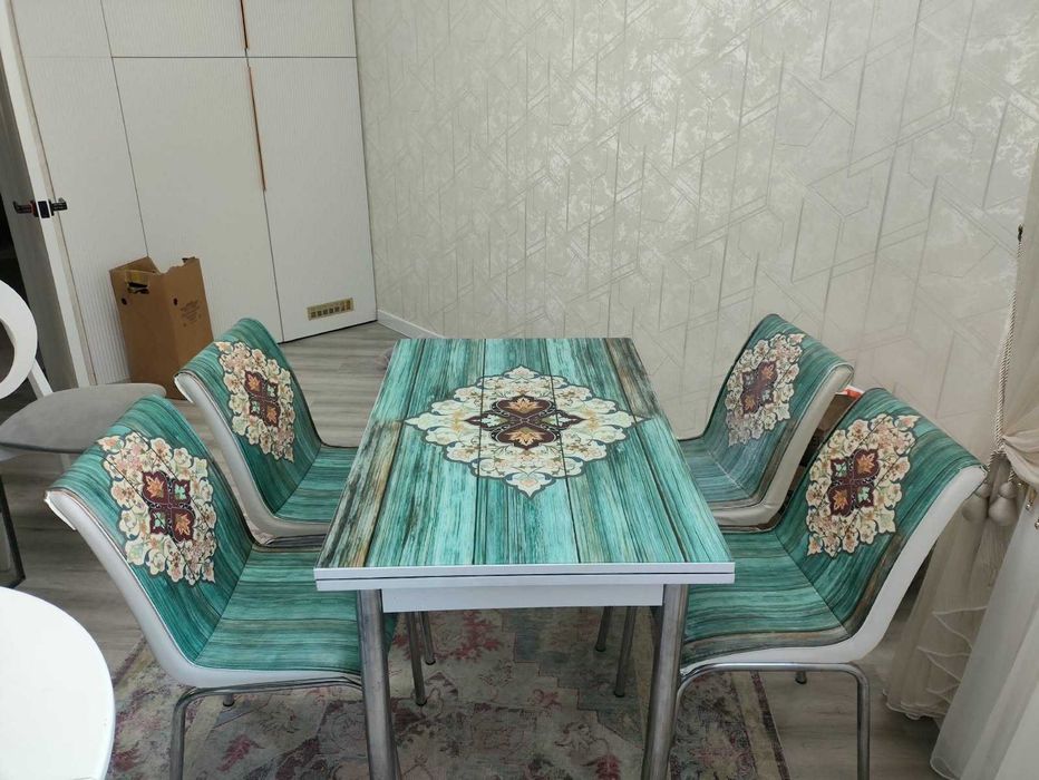 Продам Стол и стулья