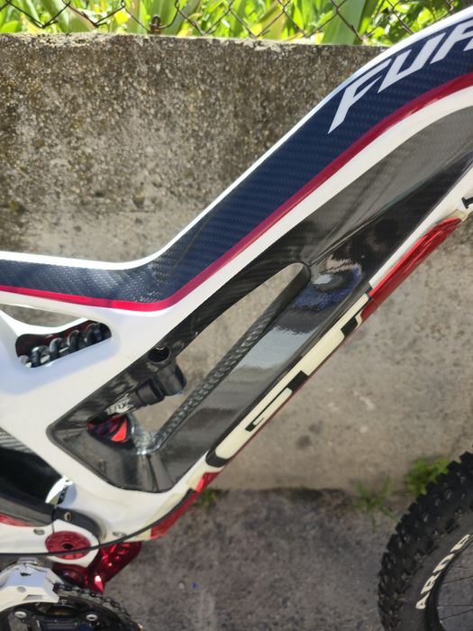 GT fury 26 Карбонов Downhill bike Fox 40 сервизиран XTR Спирачки Fox shox