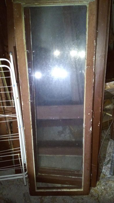 Стари прозорци със стъкла, черчевета и врати.