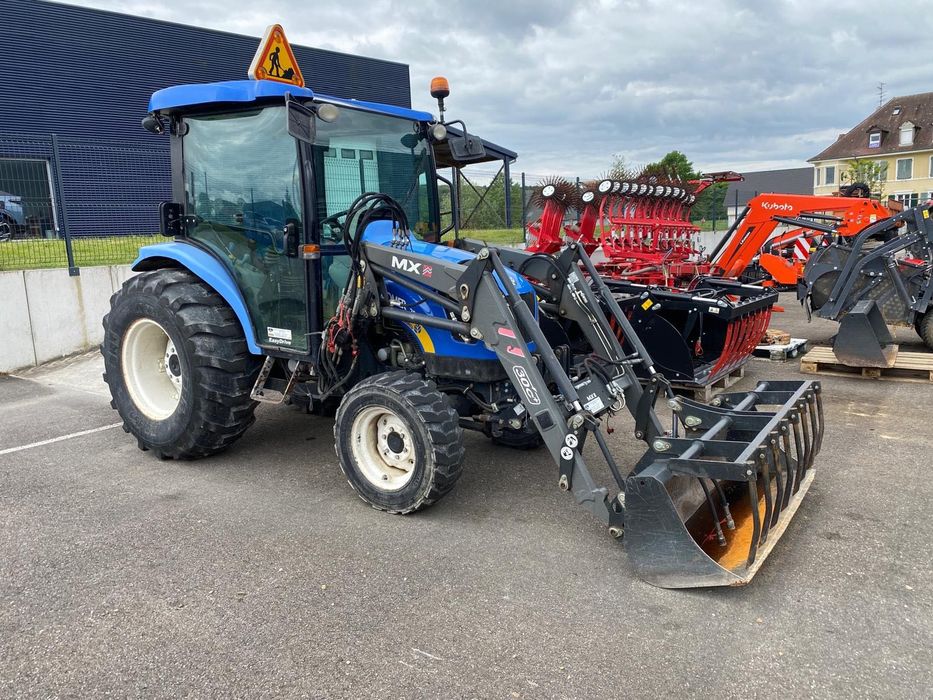 New Holland Boomer 3045 – cabină, încărcător frontal MX, 2 cupe