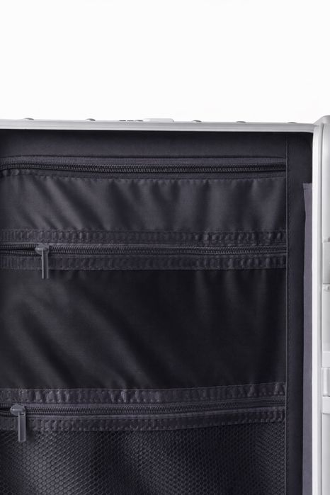 Белый чемодан с алюминиевой рамой