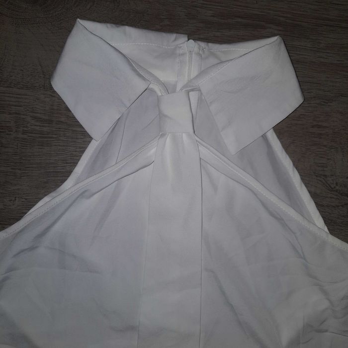 Бял топ с вратовръзка!