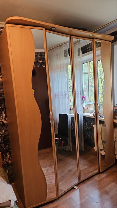 Продается шкаф с зеркалами
