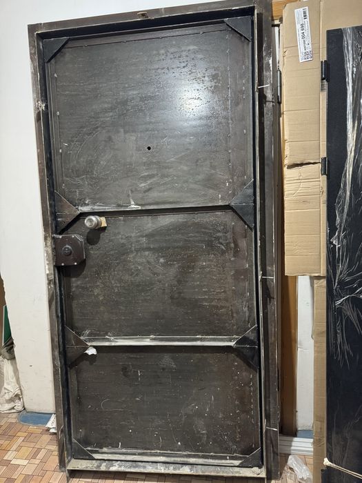 Входная железная дверь