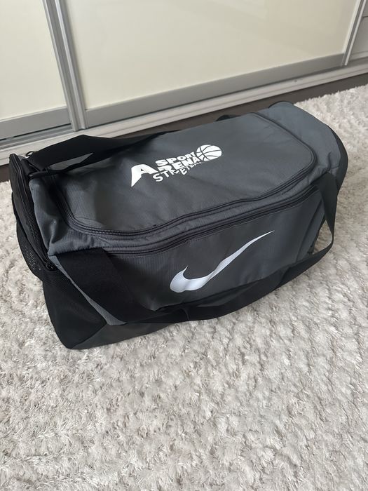 Geanta Nike.